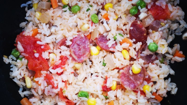 番茄焖饭,用饭铲搅拌均匀