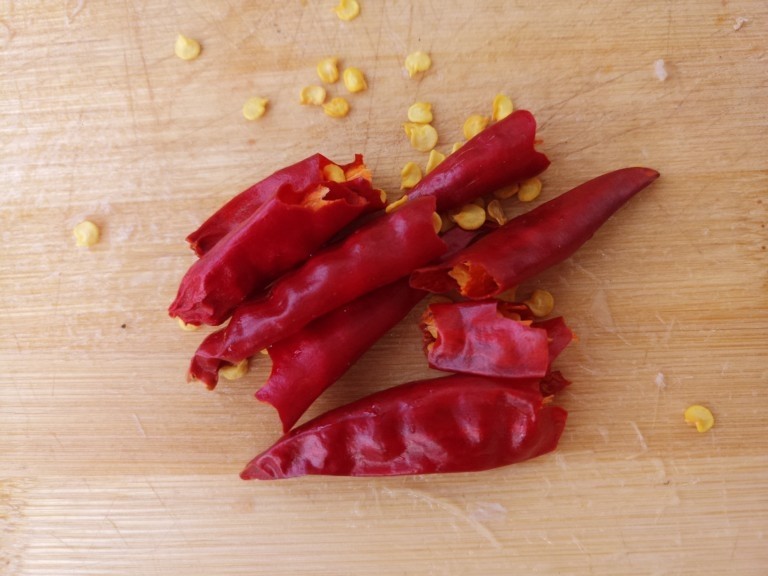 酸菜粉丝砂锅,<a style='color:red;display:inline-block;' href='/shicai/ 86474'>干辣椒</a>准备几个,然后切成两半。