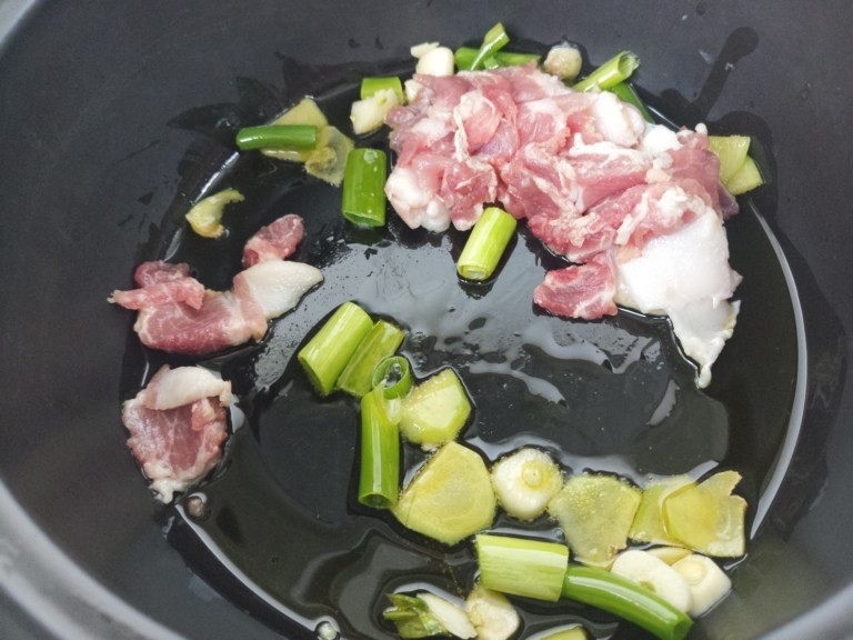 酸菜粉丝砂锅,然后加入猪肉片,继续炒。