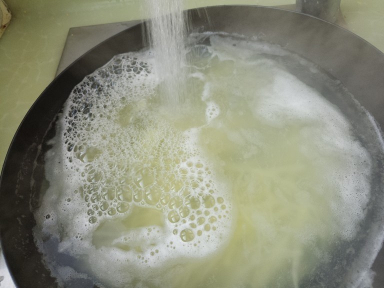 土豆丝拌洋葱丝,把土豆丝焯熟之后,放冷水里冲一下。这样做的话就都是会比较脆爽。