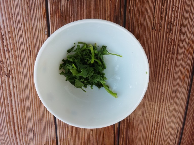 土豆丝拌洋葱丝,切点<a style='color:red;display:inline-block;' href='/shicai/ 131'>香菜</a>末。
