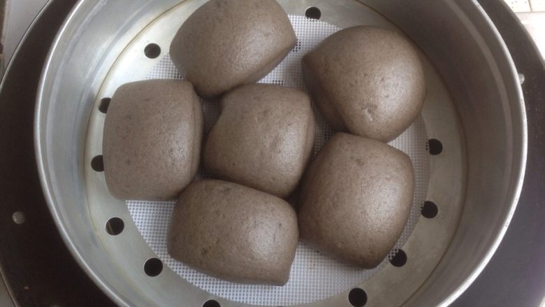 黑芝麻褐麦馒头,冷水上锅蒸,大火转中小火蒸15分钟,关火后继续焖4分钟再开盖。