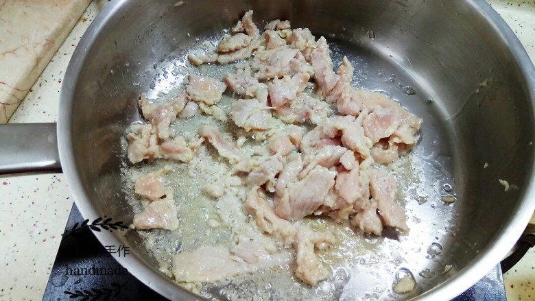 青椒肉块,锅里烧热,倒入油。看到油冒起青烟的时候,把里脊肉倒进锅里翻炒。这时候要把火调小,肉要立刻扒散。把肉炒至变色后捞起来备用。