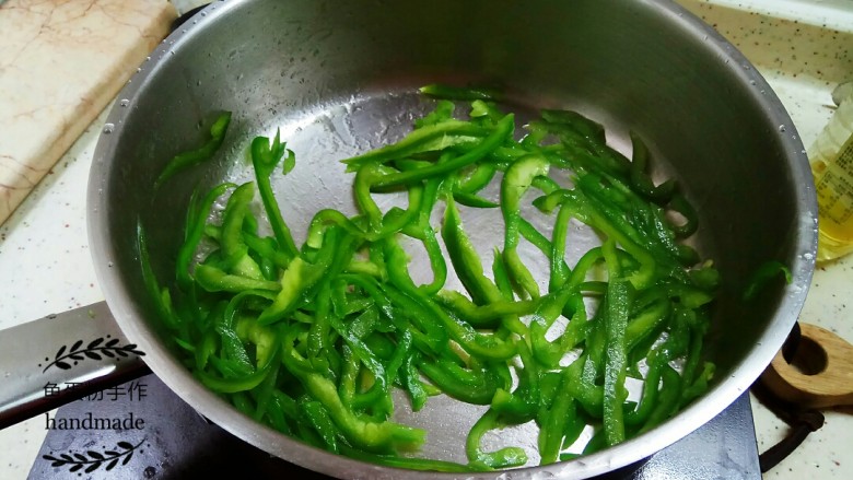 青椒肉块,捞起里脊肉的锅里留一些底油。把青椒丝倒入翻炒。青椒丝里加一点盐,翻炒到他稍微变软。