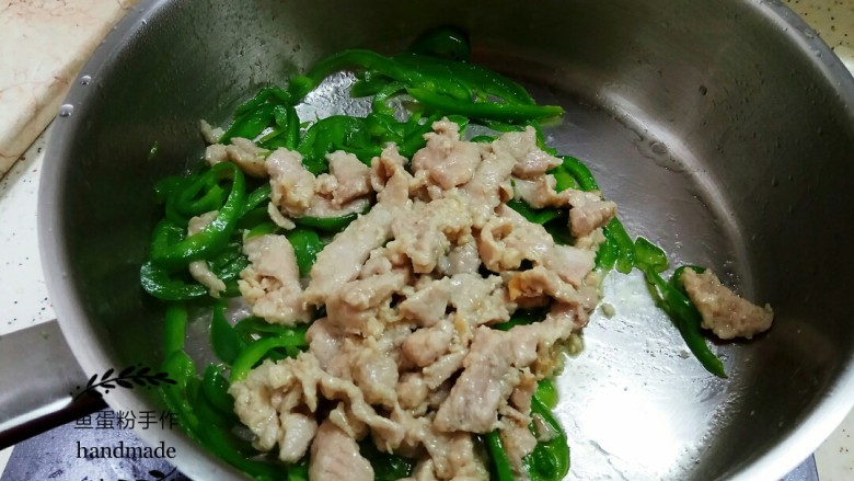 青椒肉块,把刚才炒好的里脊肉倒进锅里,与青椒一起翻炒。再加入一点点白醋和<a style='color:red;display:inline-block;' href='/shicai/ 813'>鸡粉</a>,翻炒均匀。可以尝一下味道,咸度不够,可以再洒一点点盐,翻炒3-4分钟之后即可上锅。