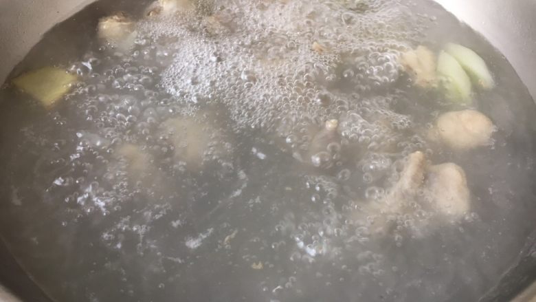 黑鸡枞煲鸡汤,锅里放大量开水,放入焯过水的鸡块,大火煮开,小火煲30分钟。