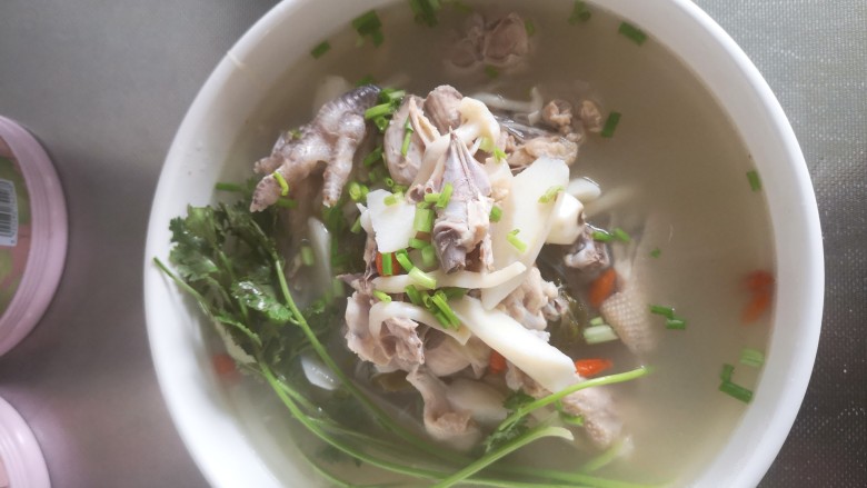 白玉菇山药炖草鸡汤,喜欢吃<a style='color:red;display:inline-block;' href='/shicai/ 131'>香菜</a>的可以放几根<a style='color:red;display:inline-block;' href='/shicai/ 131'>香菜</a>在旁边
