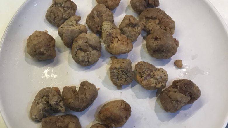 樱桃肉,炸至金黄后,捞出沥油。