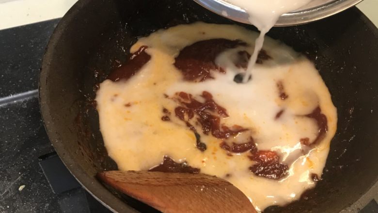 樱桃肉,再倒入少许淀粉水(淀粉和水1:5)勾芡。