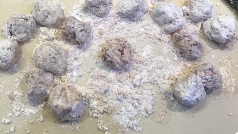 樱桃肉,将腌好的里脊肉块裹上一层淀粉,捏紧成球状。