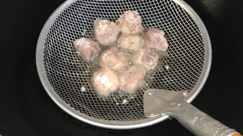 樱桃肉,
起油锅,待油烧至160度时,中小火炸至变色浮起后,捞出放凉,待油烧至180度时,中大火复炸