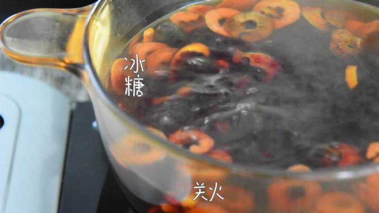 古法熬制,每一杯都清凉酸爽、馥郁陈香,加入冰糖,关火,搅拌至融化。