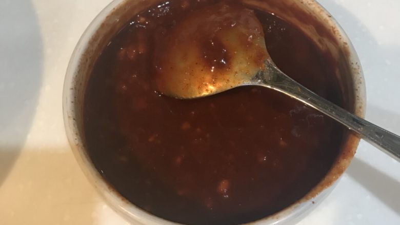 韩式辣鸡翅,<a style='color:red;display:inline-block;' href='/shicai/ 8426'>韩式辣酱</a>，<a style='color:red;display:inline-block;' href='/shicai/ 692'>酱油</a>，蒜末，<a style='color:red;display:inline-block;' href='/shicai/ 718'>料酒</a>，<a style='color:red;display:inline-block;' href='/shicai/ 761'>辣椒粉</a>，<a style='color:red;display:inline-block;' href='/shicai/ 134340'>黑胡椒粉</a>，<a style='color:red;display:inline-block;' href='/shicai/ 865'>蜂蜜</a>砂糖混合