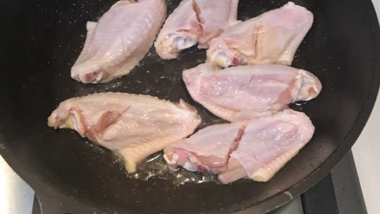 韩式辣鸡翅,<a style='color:red;display:inline-block;' href='/shicai/ 96'>鸡翅</a>洗干净，沥水，在<a style='color:red;display:inline-block;' href='/shicai/ 96'>鸡翅</a>双面用到隔开，用盐和料酒腌制10分钟。然后热锅冷油，小火慢慢煎至<a style='color:red;display:inline-block;' href='/shicai/ 96'>鸡翅</a>双面金黄