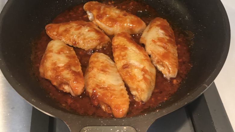 韩式辣鸡翅,放入调好的配料，慢慢煎双面入味，出锅