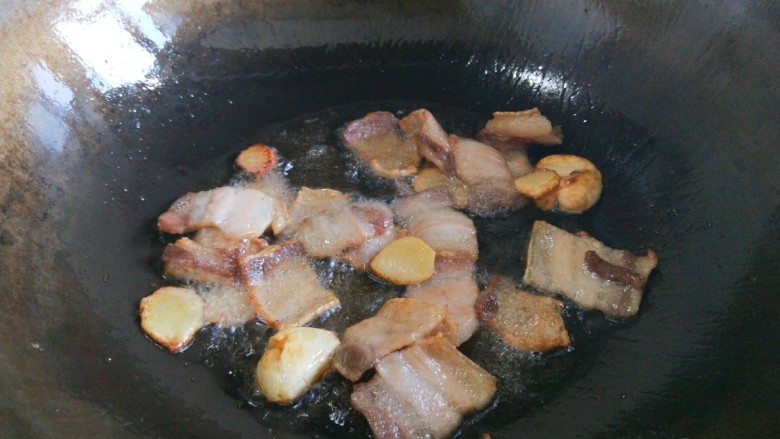 东北酸菜粉条炖白肉,把五花肉煸炒出油,肉干一点。