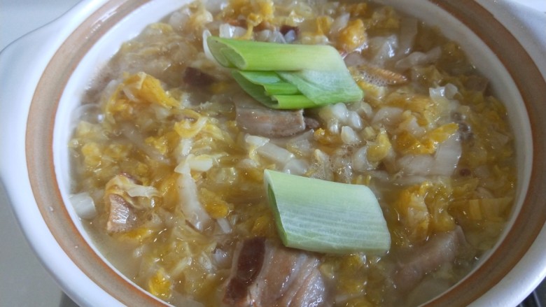 东北酸菜粉条炖白肉,倒入适量水,加班葱段。