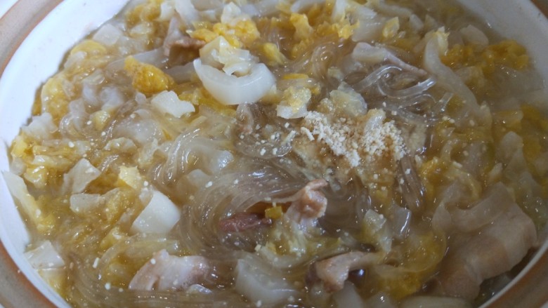 东北酸菜粉条炖白肉,加入适量鸡粉,白胡椒,搅拌均匀即可关火。