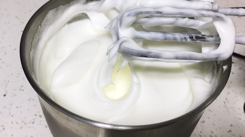 10寸蓝莓戚风蛋糕,再加入30克细砂糖,继续搅打50圈。蛋白开始细腻浓稠。
