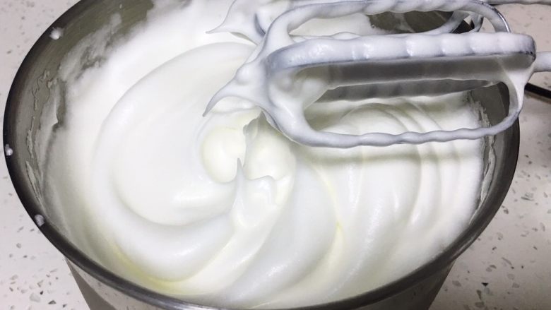 10寸蓝莓戚风蛋糕,再加入15克细砂糖,搅打50圈,蛋白力挺,出现直立的小尖峰。