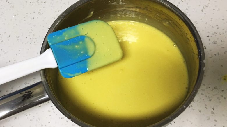 10寸蓝莓戚风蛋糕,先用打蛋器低速搅打十几秒,再用刮刀翻拌均匀。