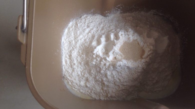 酸奶吐司,倒入面粉,在面粉顶端加入酵母。
