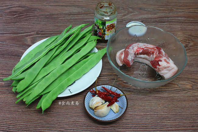 五花肉小酱炖扁豆,备好食材，我喜欢用辣椒干搭配食材烹调，它提色增香，但不太辣