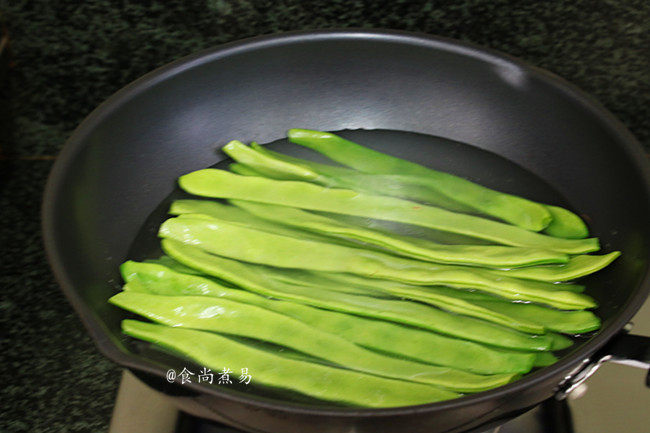 五花肉小酱炖扁豆,煮过五花肉的汤不要倒掉，撕去<a style='color:red;display:inline-block;' href='/shicai/ 68'>扁豆</a>两头的老筋，将<a style='color:red;display:inline-block;' href='/shicai/ 68'>扁豆</a>在肉汤中焯煮片刻