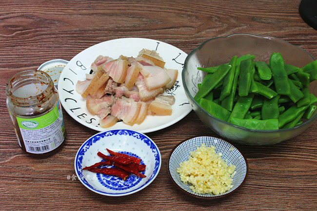 五花肉小酱炖扁豆,全部准备妥当,开始正式烹调