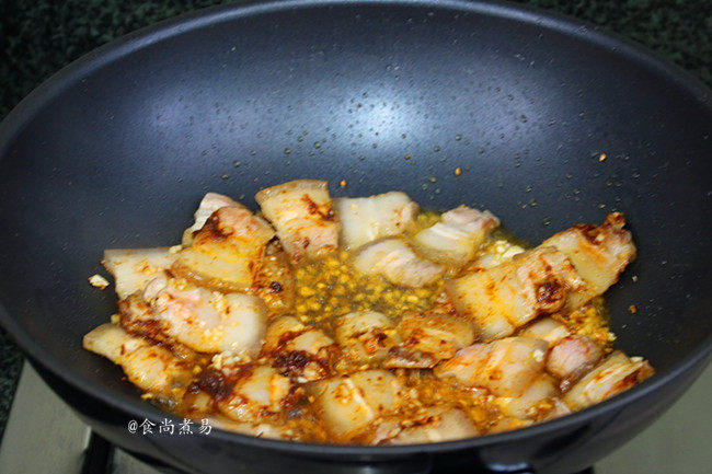 五花肉小酱炖扁豆,倒入蒜蓉和<a style='color:red;display:inline-block;' href='/shicai/ 9381'>香菇酱</a>,翻炒均匀