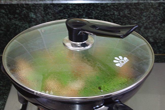 五花肉小酱炖扁豆,焖至扁豆绵软,五花肉入味