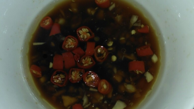 蒜蓉秋葵,<a style='color:red;display:inline-block;' href='/shicai/ 2794'>大蒜</a>泥，辣子加入你喜欢的调味品，浇热油