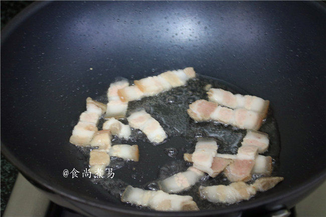 豆豉辣椒煎焖豆腐,原锅倒入五花肉,煸炒出油脂