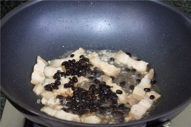 豆豉辣椒煎焖豆腐,将豆豉、蒜蓉倒入锅中,煎炒出香味