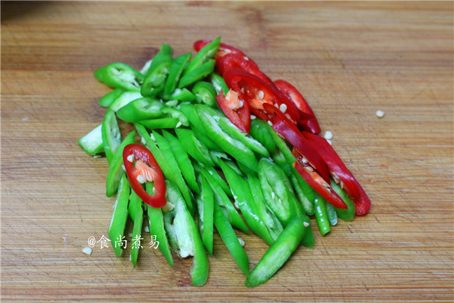 豆豉辣椒煎焖豆腐,<a style='color:red;display:inline-block;' href='/shicai/ 62'>辣椒</a>洗净切片
