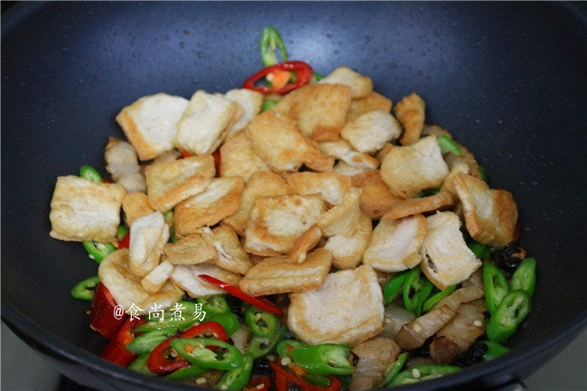 豆豉辣椒煎焖豆腐,接着倒入豆腐