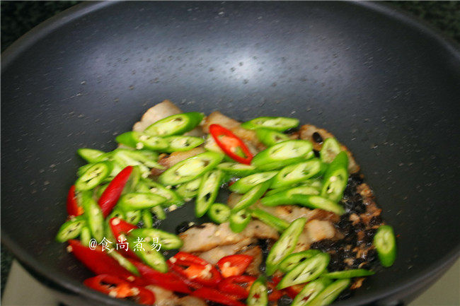 豆豉辣椒煎焖豆腐,倒入辣椒,大火快速翻炒均匀