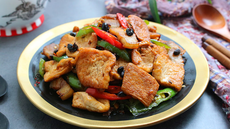 豆豉辣椒煎焖豆腐,铲起装盘即可