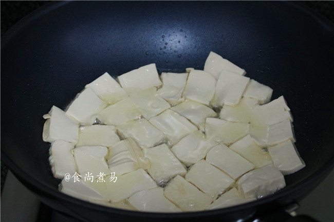 豆豉辣椒煎焖豆腐,热锅,倒入食用油,将豆腐整齐码在锅里