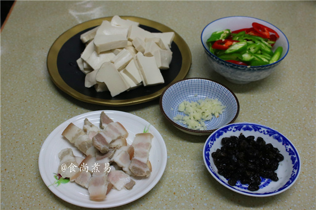 豆豉辣椒煎焖豆腐,豆腐切厚片,蒜头去皮剁碎,<a style='color:red;display:inline-block;' href='/shicai/ 694'>豆豉</a>洗一下捞起沥干