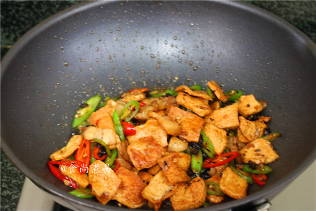 豆豉辣椒煎焖豆腐,调入<a style='color:red;display:inline-block;' href='/shicai/ 692'>酱油</a>、盐、少许<a style='color:red;display:inline-block;' href='/shicai/ 813'>鸡粉</a>，翻炒均匀