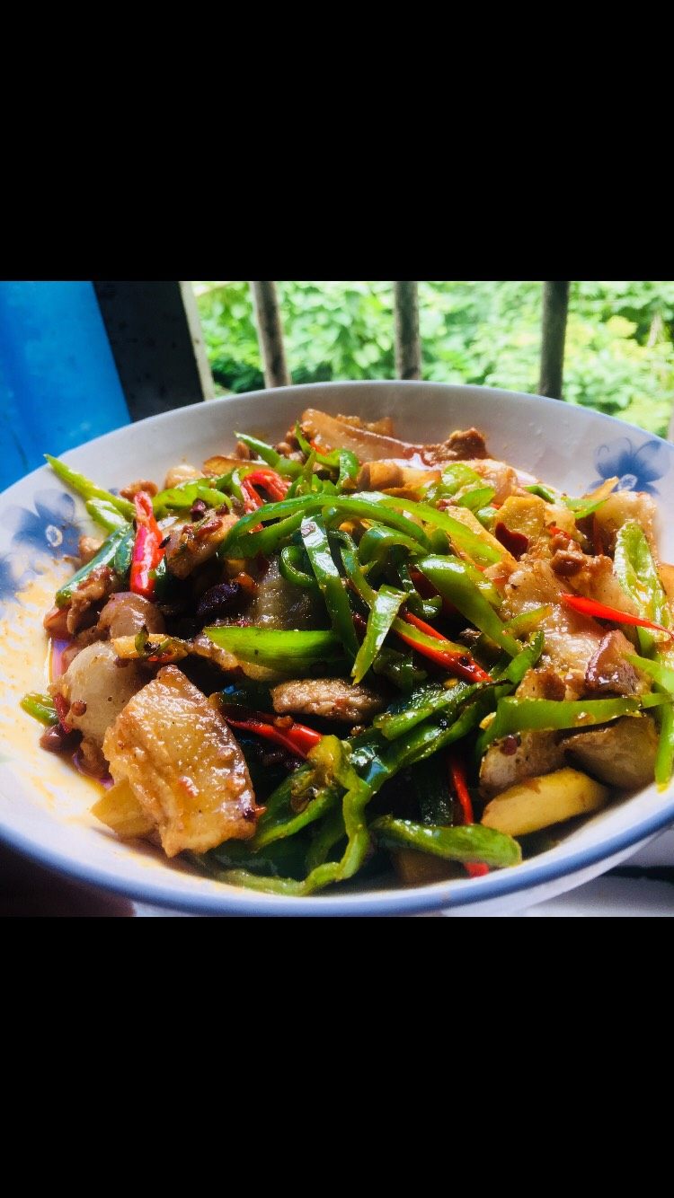 农家小炒肉,炒熟后，放入少许<a style='color:red;display:inline-block;' href='/shicai/ 756'>鸡精</a>就可以出锅啦！