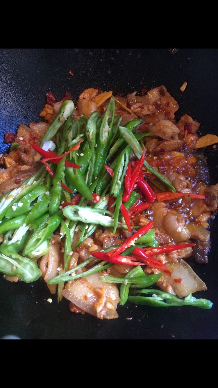 农家小炒肉,放郫县豆瓣酱翻炒上色后，不用放盐额，豆瓣酱是咸的，放入<a style='color:red;display:inline-block;' href='/shicai/ 61'>青椒</a>红辣椒炒熟。