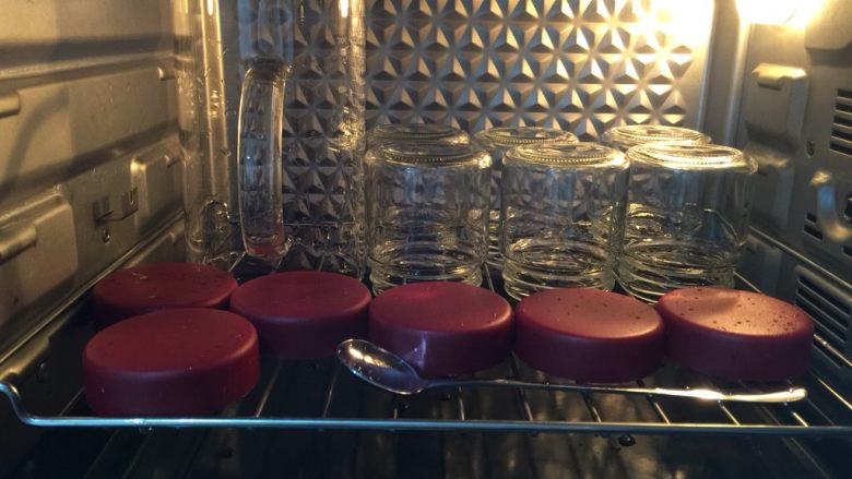原味老酸奶,放入烤箱100度消毒,量杯耐高温150度,酸奶杯包括盖子120度所以可以全部进烤箱