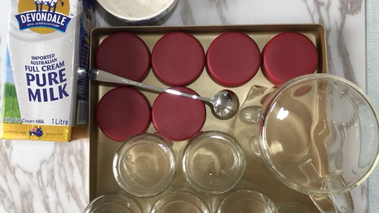 原味老酸奶,消毒结束后用夹子夹出来倒扣放入烤盘中,准备好牛奶喝白砂<a style='color:red;display:inline-block;' href='/shicai/ 10588'>糖</a>