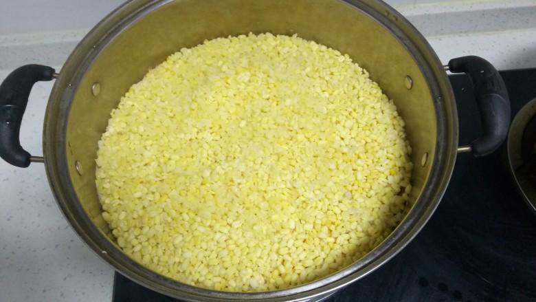 三种口味的绿豆糕,沥干水分,大火煮来转中火煮30分钟。