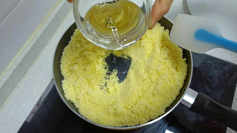三种口味的绿豆糕,锅中倒入油,小火炒,要不停翻拌。