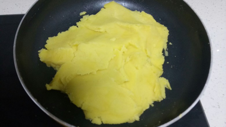 三种口味的绿豆糕,把糖分次加入后,尽量炒的干一些,要抱成团又不是特别干的那种。