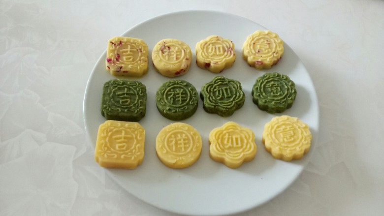 三种口味的绿豆糕,全部成型,有“吉”字图案的50克,其他40克。
