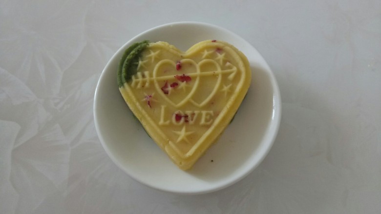 三种口味的绿豆糕,每一种口味做了4个,剩下的做了3种口味的❤形绿豆糕。
